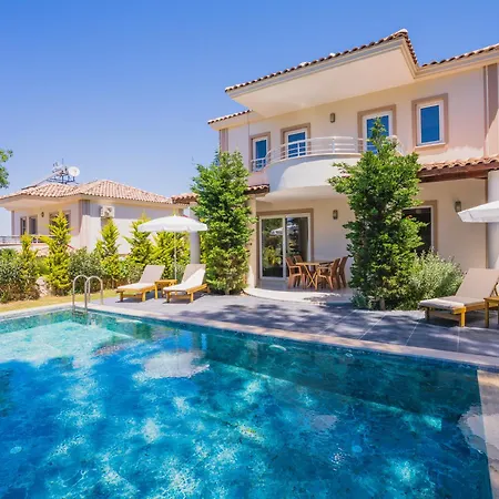 Ovacikta 6 Kisilik Oezel Havuzlu Royal 2 فتحية